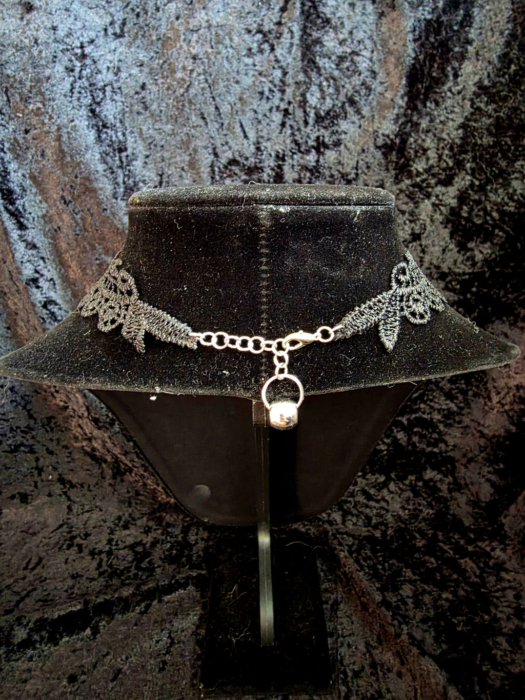 Lace and Chainmail Emerald Jeweled Choker